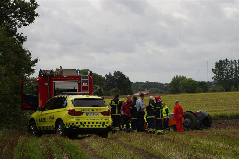 Ambulance, brandbil og en lille traktor