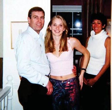 prins Andrew med en unge blond kvinde, som han har armen rundt om og til højre en smilende kvinde i hvid bluse