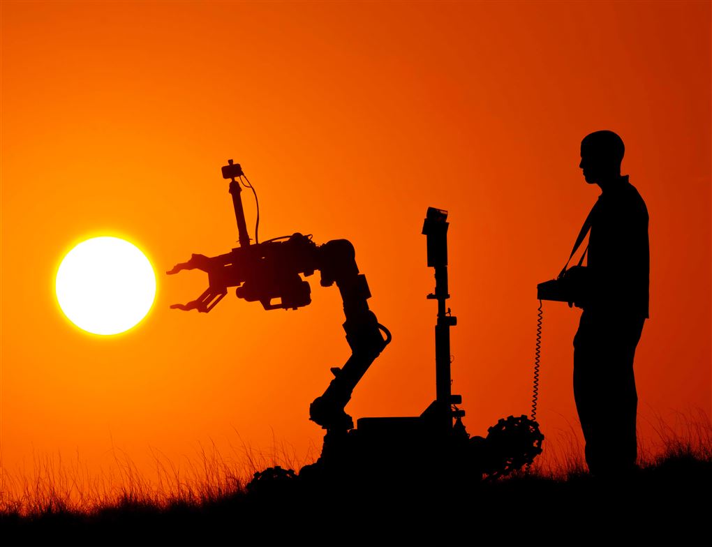 En person styrer en robot mod solen