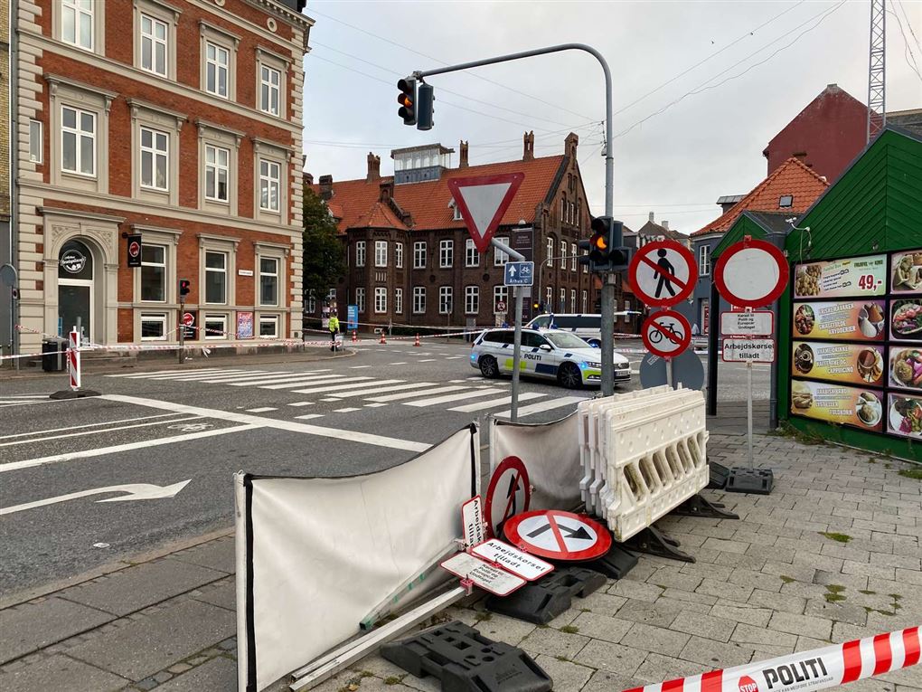 En politibil holder ved afspærringen