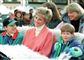 Diana i en lyserød bluse sammen med sine to små sønner Harry og William