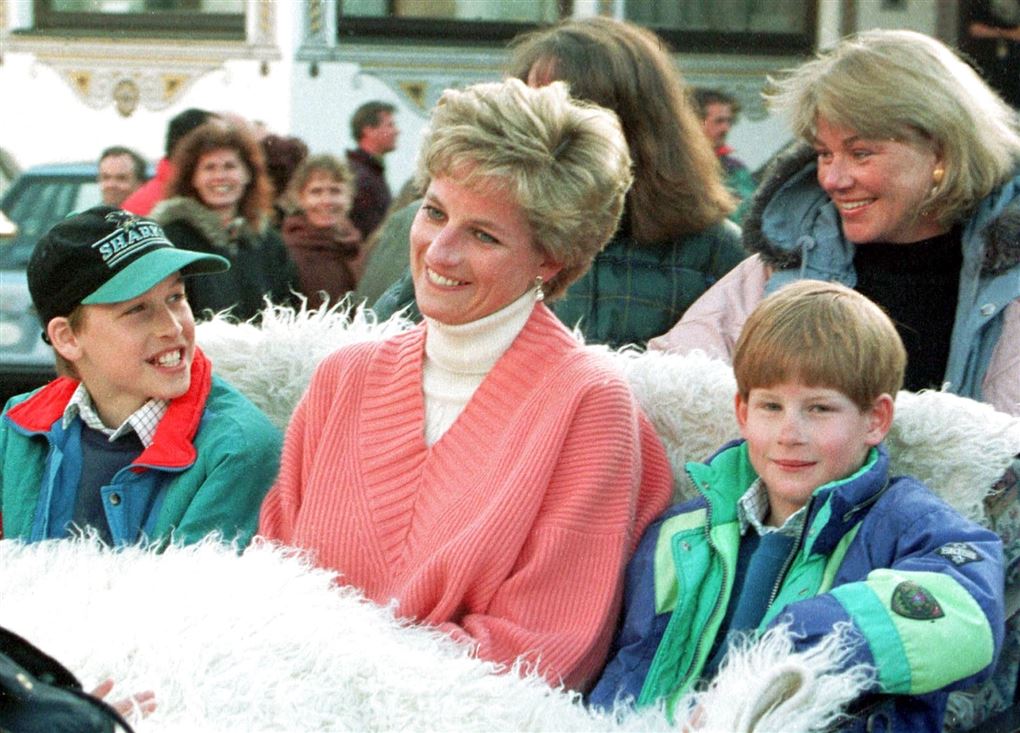 Diana i en lyserød bluse sammen med sine to små sønner Harry og William