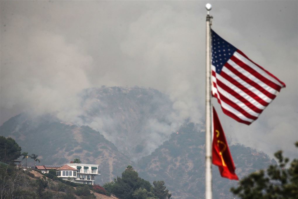Det amerikanske flag med skovbrandene i Califorinien i bagggrunden