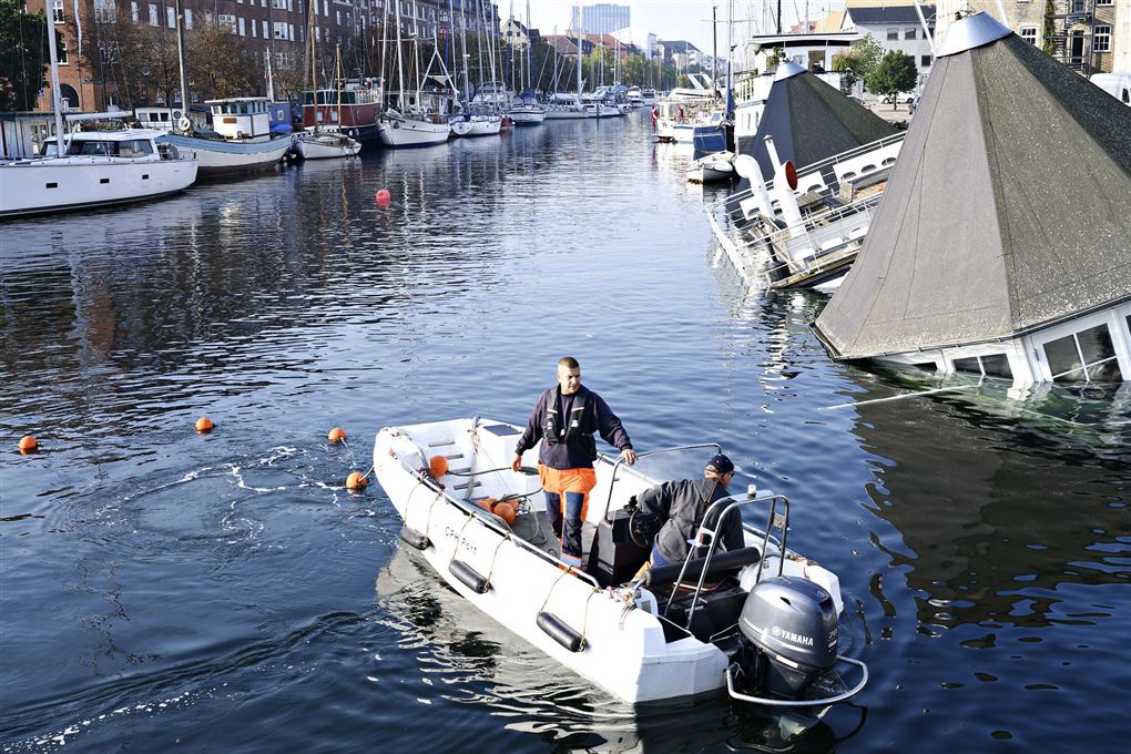 Restaurantskibet Grønsund i Københavns Havn ligger på siden efter at have taget vand ind