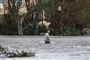 En mand går på oversvømmet gade i Florida efter stormen Sally