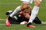 Kasper Dolberg tager sig til næsen på grønsværen