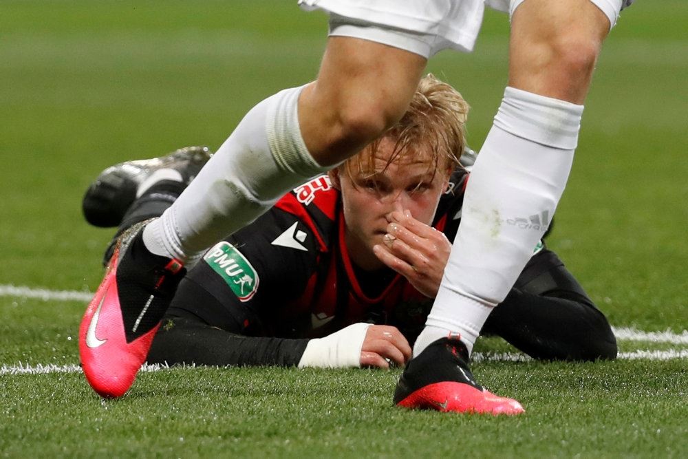 Kasper Dolberg tager sig til næsen på grønsværen