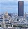 En sort skyskraber knejser over Paris' skyline