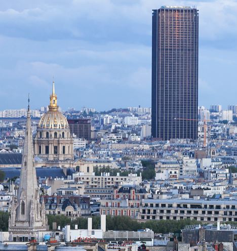 En sort skyskraber knejser over Paris' skyline