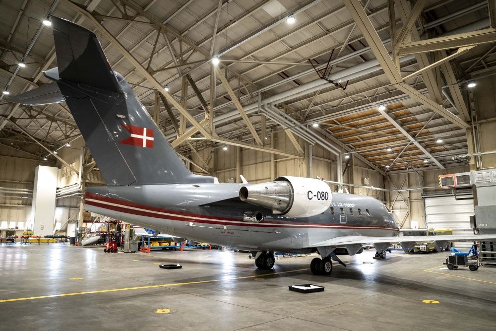 Det danske Challengerfly parkeret i en hangar
