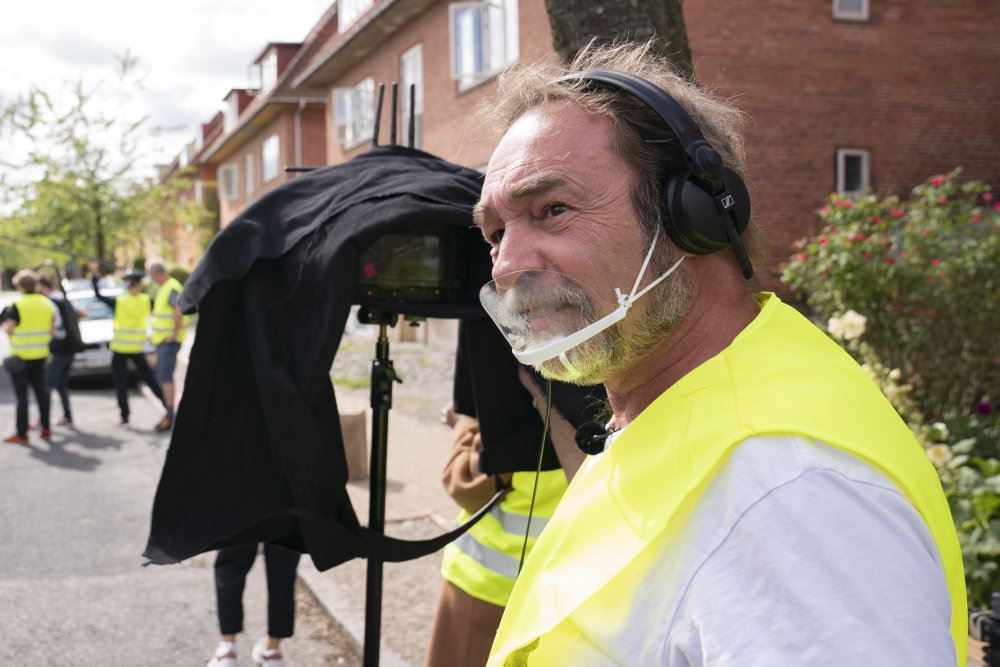 Instruktøren Martin Miehe Renard foran et kamera