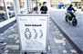 "Hold afstand"-skilt på gaden i dansk by 