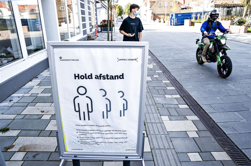 "Hold afstand"-skilt på gaden i dansk by 