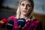 Forsvarsminister Trine Bramsen (S) udtaler sig foran flere mikrofoner