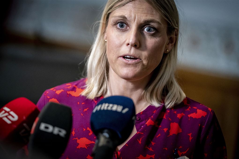 Forsvarsminister Trine Bramsen (S) udtaler sig foran flere mikrofoner