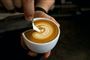 Barista laver kunst i kaffe