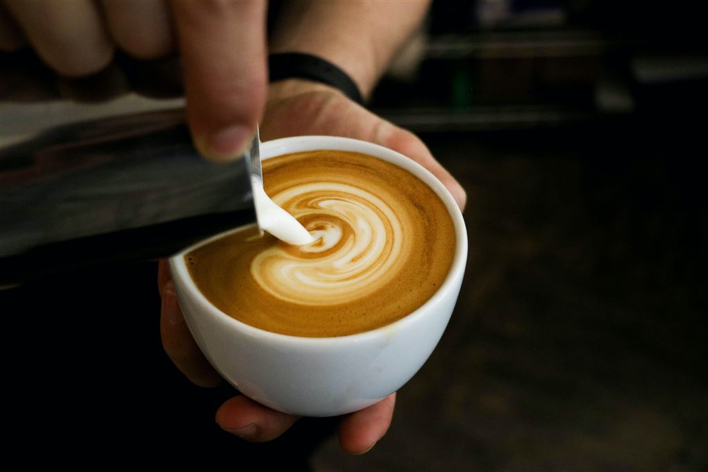 Barista laver kunst i kaffe