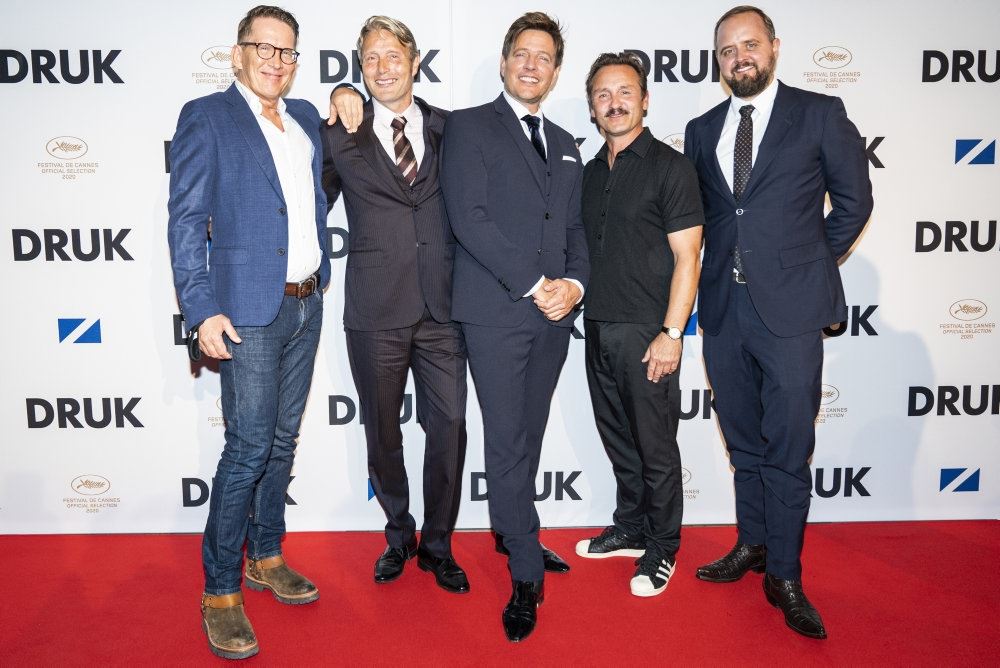 Skuespilleren Thomas Bo Larsen sammen med kollegerne Mads Mikkelsen, Lars Ranthe og Magnus Millang samt instruktør Thomas Vinterberg, 