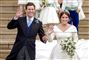 Prinsesse Eugenie og Jack Brooksbank vinker på trappen ved deres bryllup i 2018