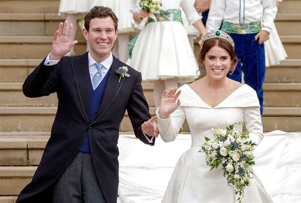 Prinsesse Eugenie og Jack Brooksbank vinker på trappen ved deres bryllup i 2018
