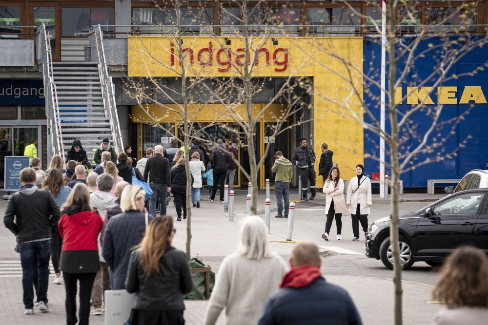 Mennesker foran indgang til IKEA-varehus