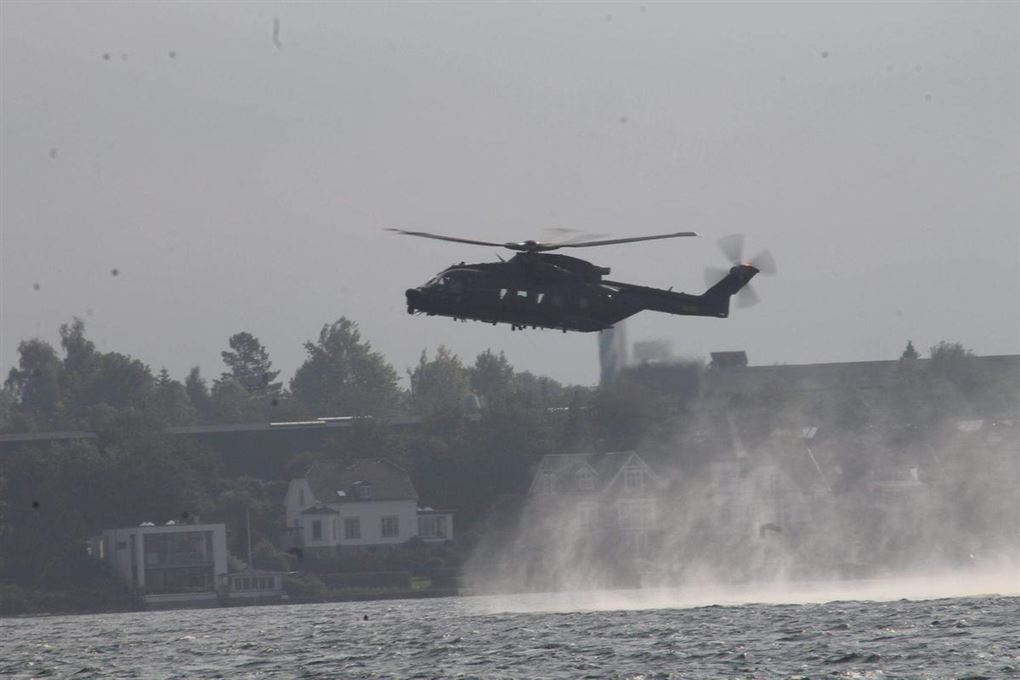 En helikopter pisker skum op på havoverfladen