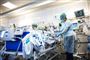 Sygeplejersker ved hospitalsseng på covid-19-afdelingen på Bisbjerg Hospital i København