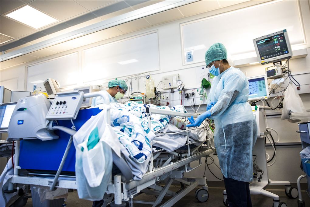 Sygeplejersker ved hospitalsseng på covid-19-afdelingen på Bisbjerg Hospital i København