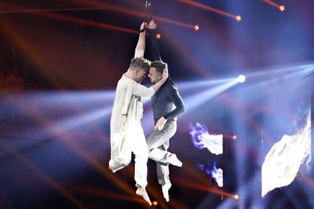 Danseren Silas Holst danser med skuespiller Jakob Fauerby i tv-programmet Vild med dans