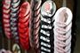Badges med #metoo hænger på en væg 