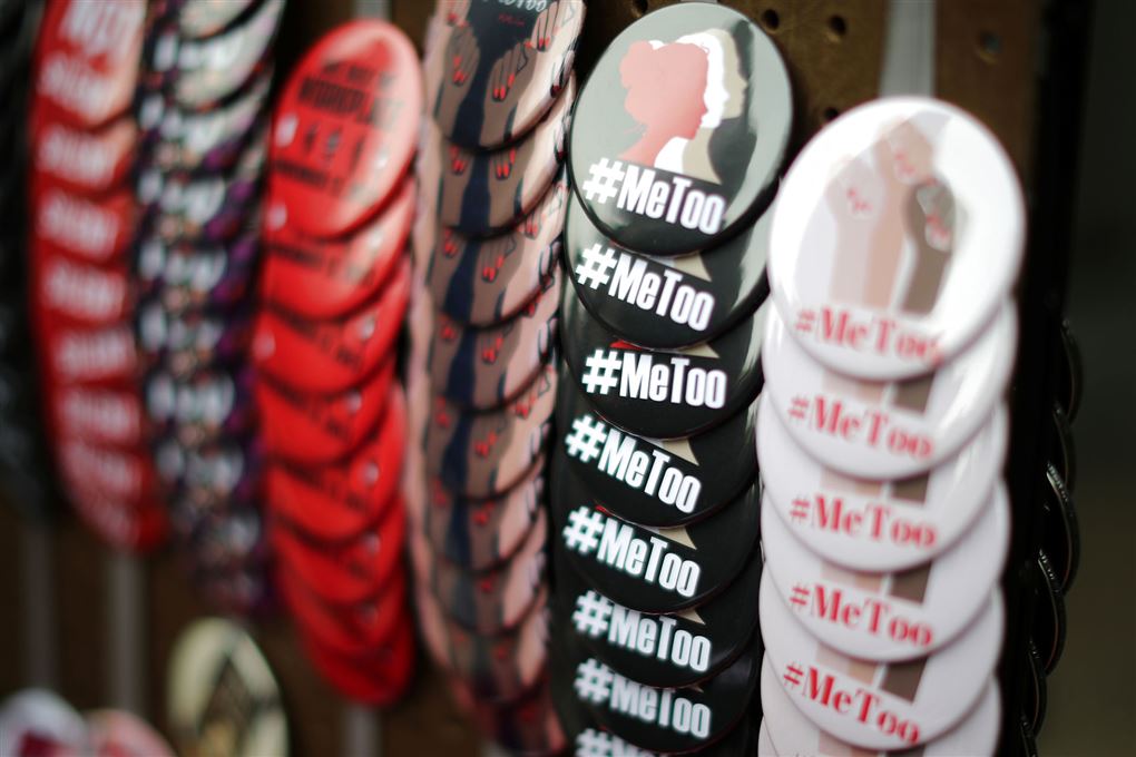 Badges med #metoo hænger på en væg 
