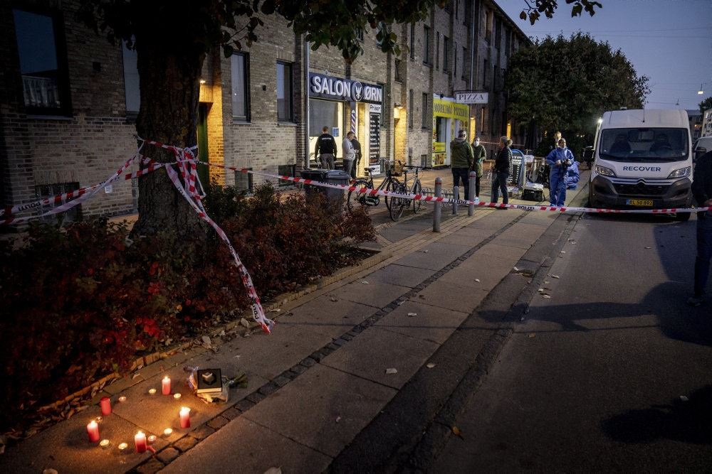 gaden hvor frisørsalonen ligger man ser fortovet og de mange stearinlys, der er blevet sat ved salonen