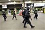 bevæbnede anti-terror-betjente på gaden i Paris 