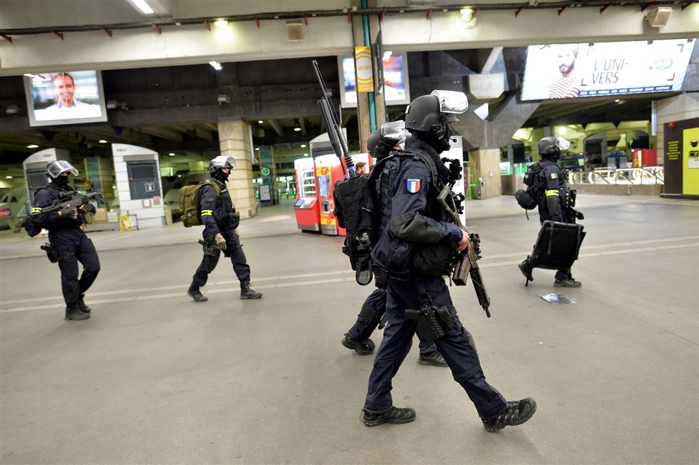 bevæbnede anti-terror-betjente på gaden i Paris 