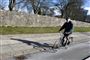 ældre mand kører på cykel 