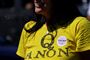 En kvinde iført en gul t-shirt med QAnon -bevægelsens logo