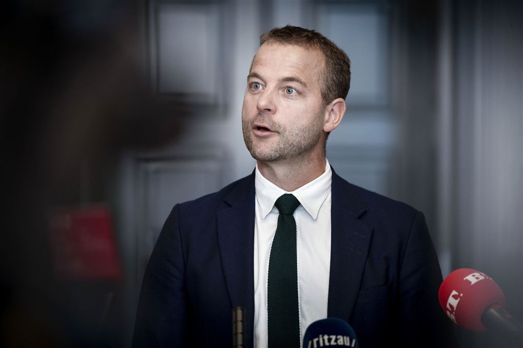 Nærbillede af De Radikales leder Morten Østergaard. Han er iført mørk jakke, mørkt slips og hvid skjorte.