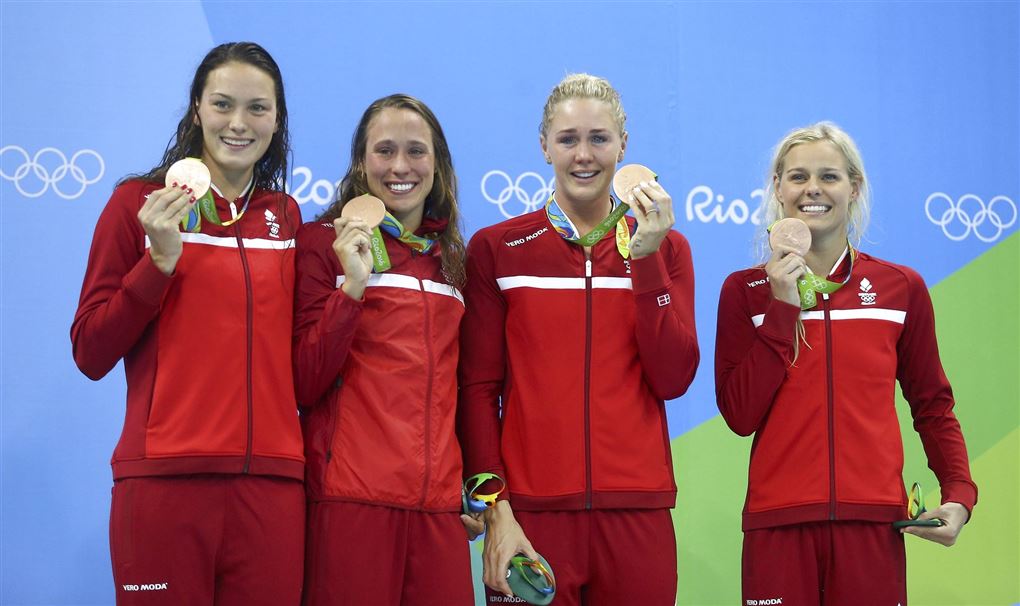 Mie Ø. Nielsen, Rikke Møller Pedersen, Jeanette Ottesen og Pernille Blume viser deres bronzemedaljer frem.