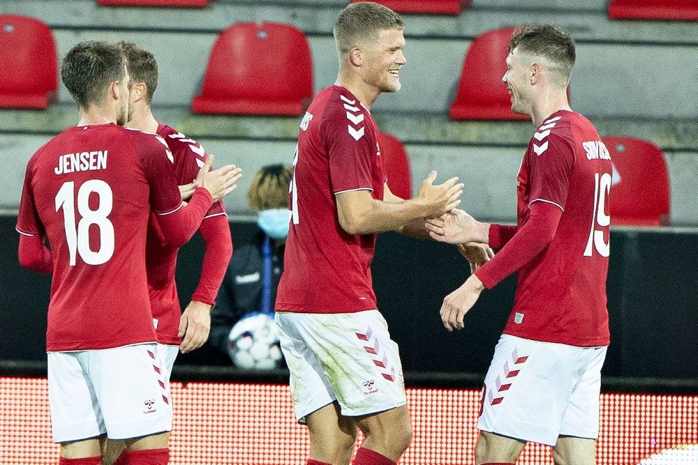 Dansker jubler efter scoring i landskamp mod Færøerne