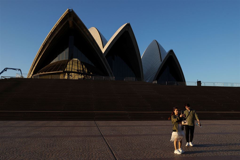 To turister fotograferer sig selv foran Synes Opera House