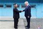 Kim Jong-un og Donald Trump giver hånd