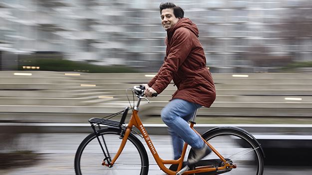 En glad mand på en cykel