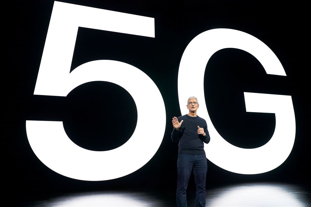 Apples chef Tim Cook står foran en væg med 5G skrevet med kæmpestore bogstaver