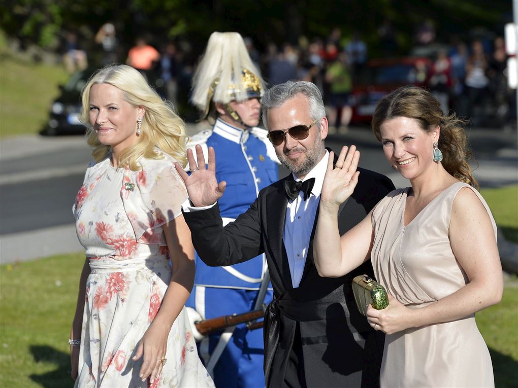 Ari Behn og prinsesse Märtha Louise vinker til kameraet
