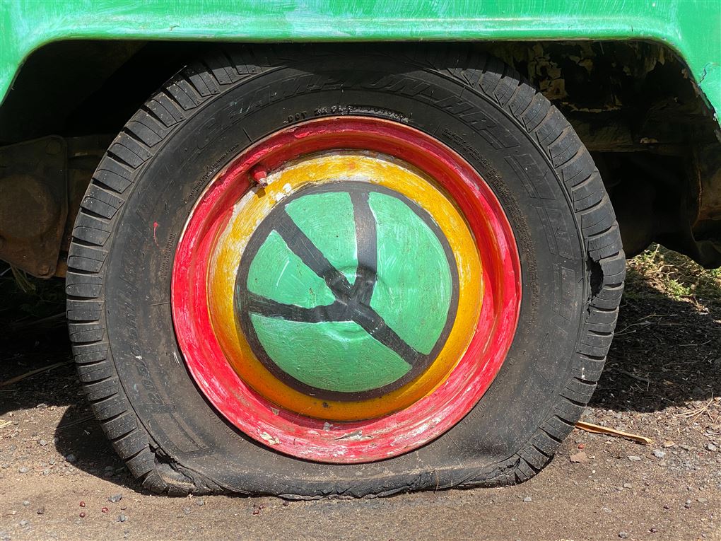 Et punkteret gammelt dæk med en spraglet kapsel