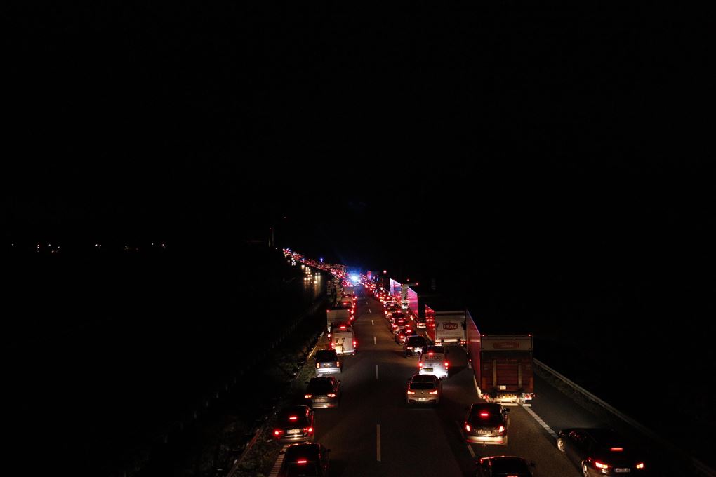 Biler holder stille på motorvejen i mørket.