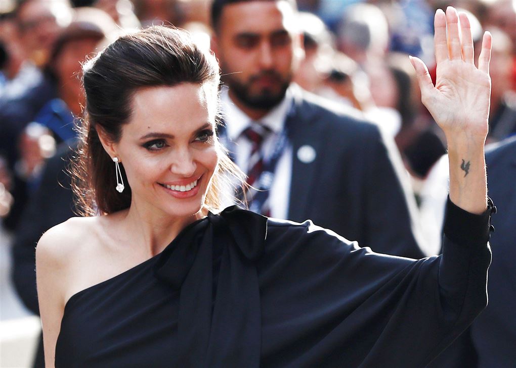 Angelina Jolie vinker
