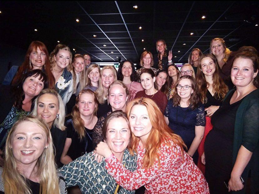 En masse smilende kvinder
