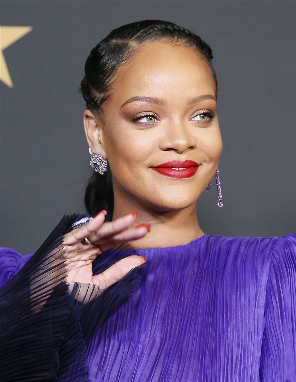 Portrætbillede af Rihanna, som smiler