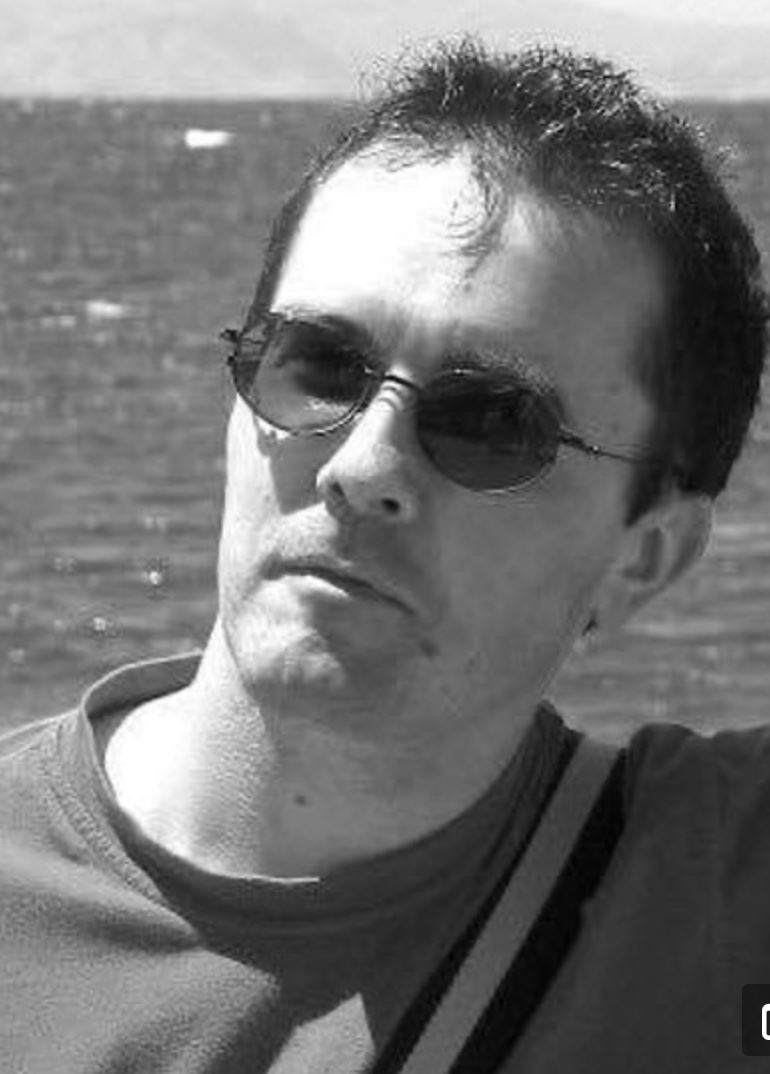 Et sort hvidt billede af en mand med solbriller